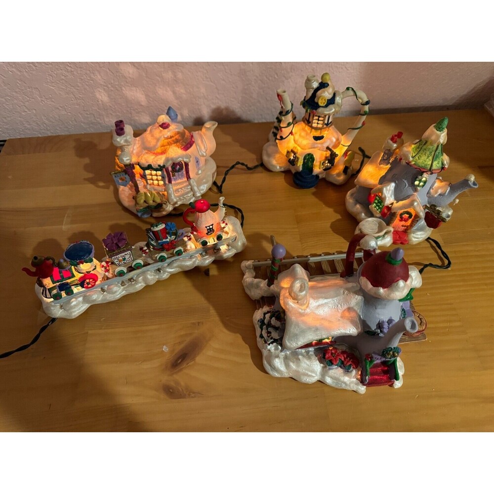 1998 Trendmasters Christmas Teapot Village Christmas Magic W/ 5 Figures